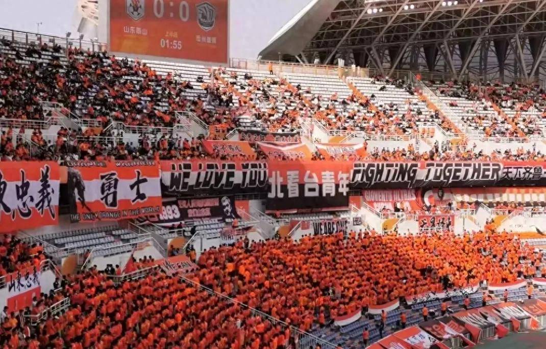 双方攻守交替，现场球迷为球队呐喊助威