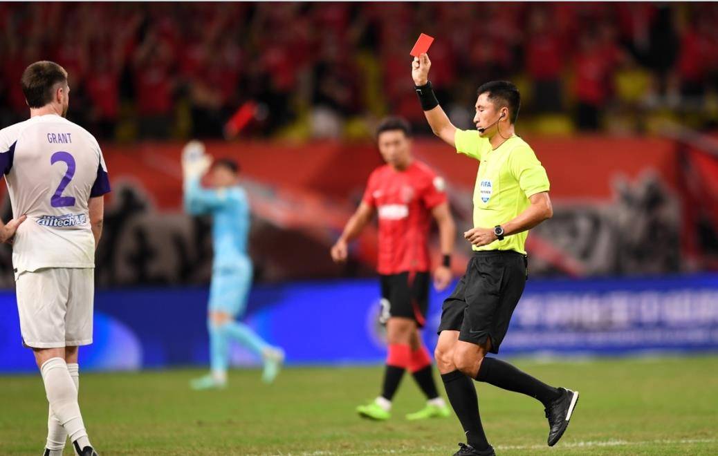 比赛中双方队员发生冲突，裁判出示红牌